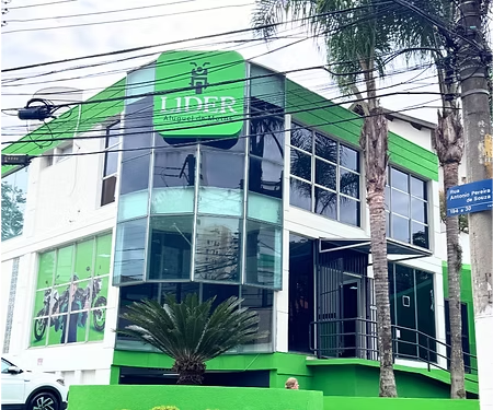 Fachada de uma unidade Líder Locadora em prédio de esquina