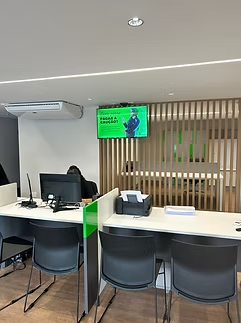 Interior de uma unidade Líder com atendimento ao cliente