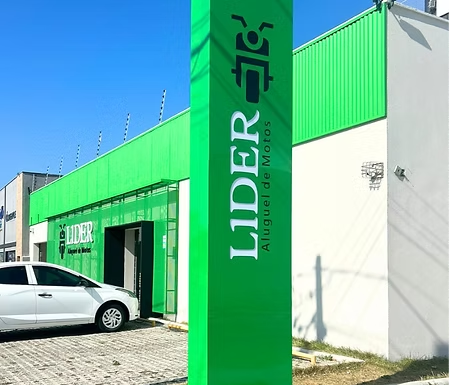 Totem verde da Líder Aluguel de Motos na entrada da unidade